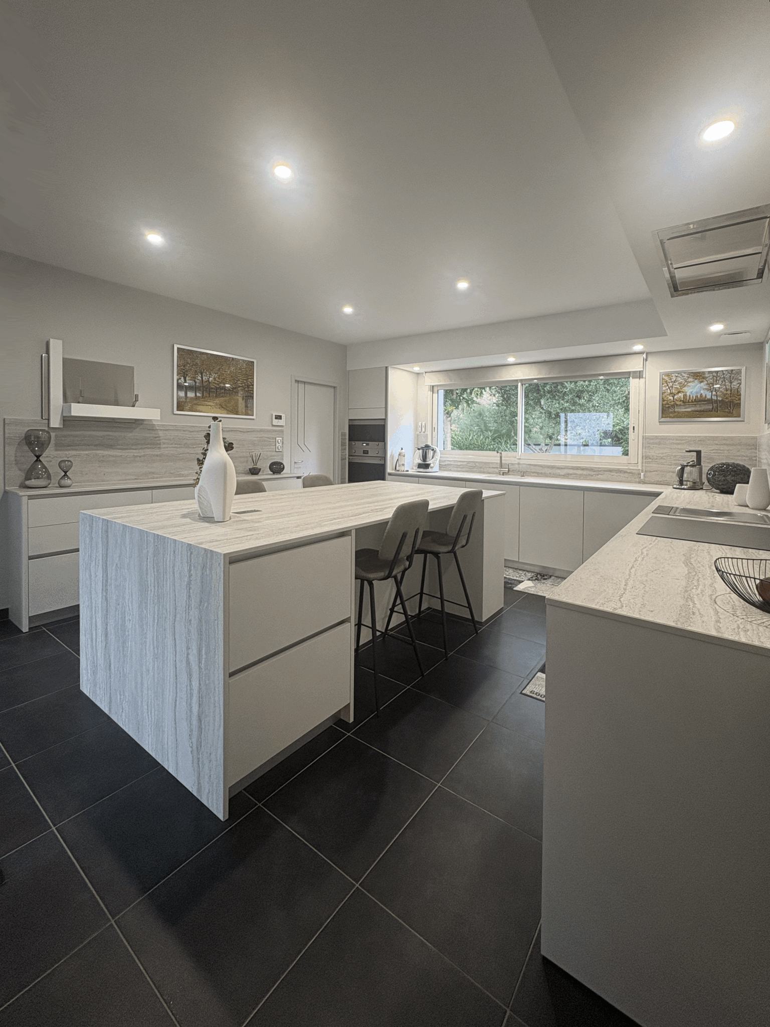 Créations de cuisines sur mesure SP CUISINE avec Armony Cucine, fabrication italienne avec granit, de chez GRANICO. Expert en cuisine sur mesure. Cuisine blanche