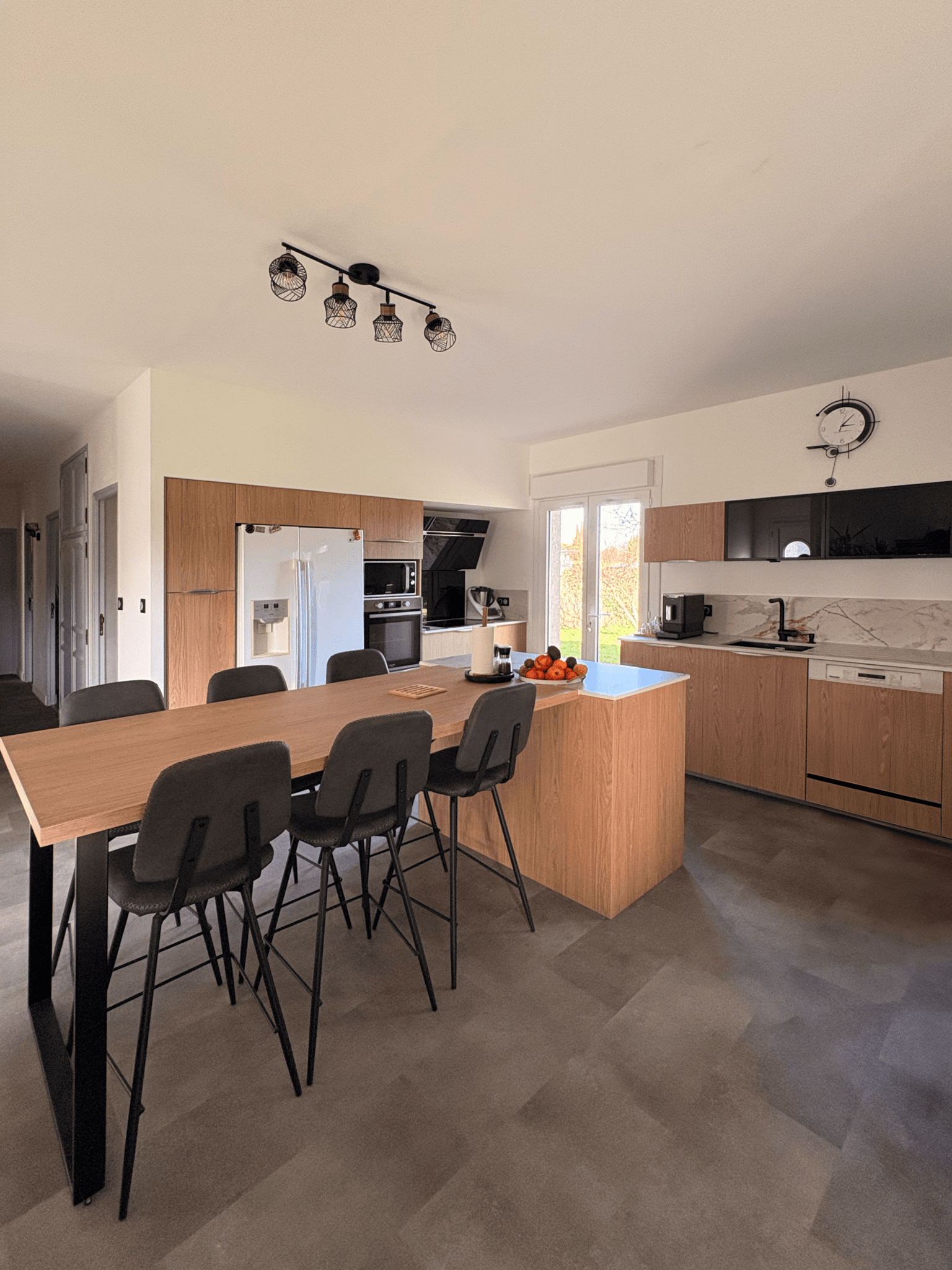 Créations de cuisine sur mesure SP CUISINE avec DISCAC. Expert en cuisine sur mesure design. Cuisine bois et blanche