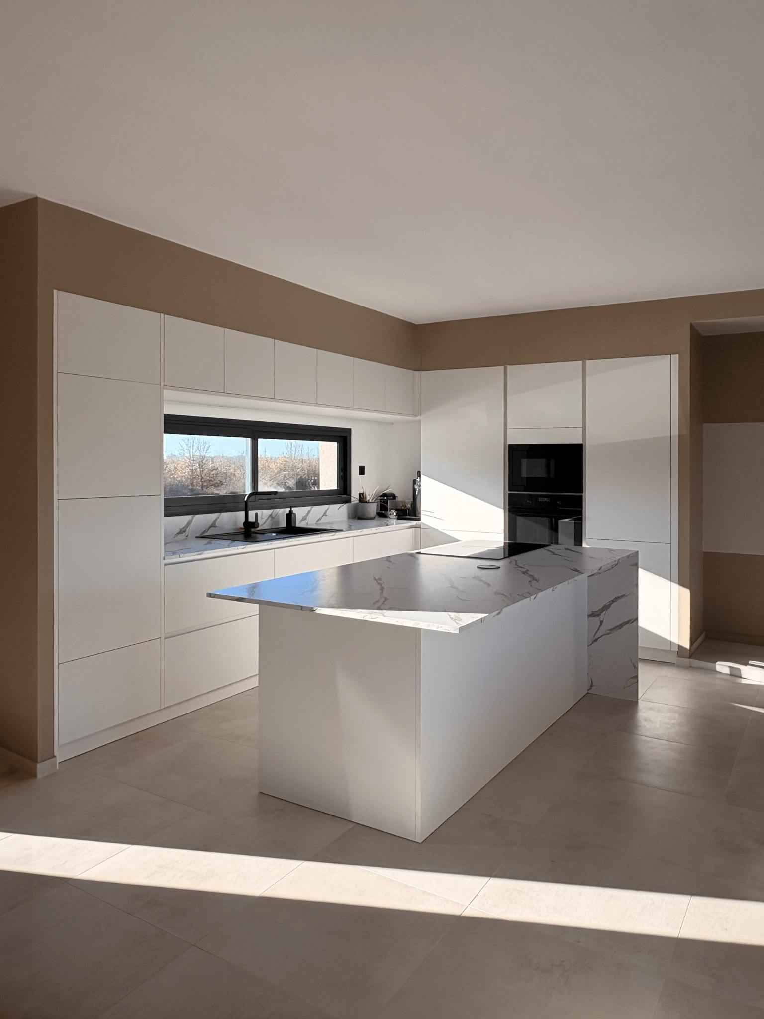 Créations de cuisines sur mesure SP CUISINE avec Armony Cucine, fabrication italienne avec granit, de chez GRANICO. Expert en cuisine sur mesure. Cuisine blanche