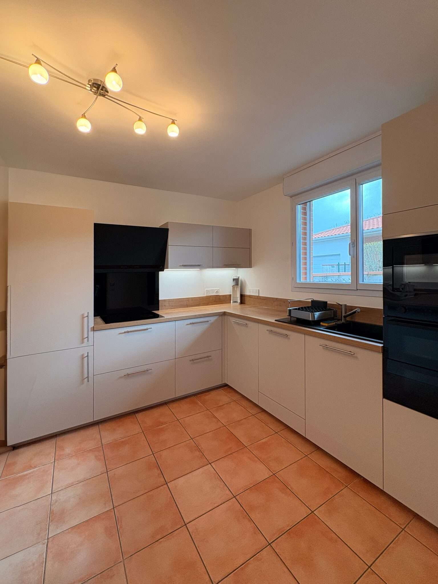 Créations de cuisine sur mesure SP CUISINE avec DISCAC. Expert en cuisine sur mesure design. Cuisine bois et cachemire