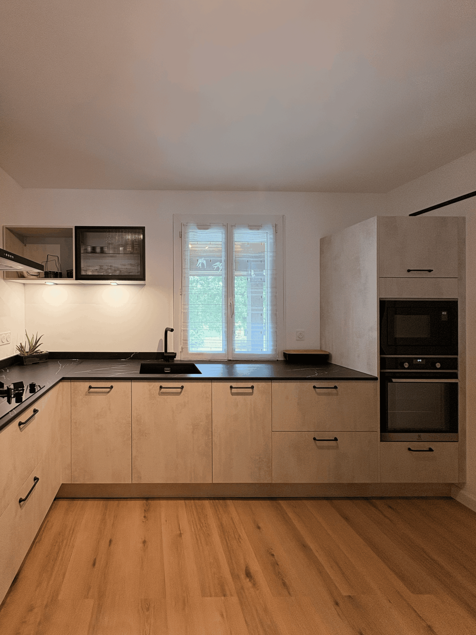 Créations de cuisine sur mesure SP CUISINE avec DISCAC. Expert en cuisine sur mesure design. Cuisine effet béton et noire