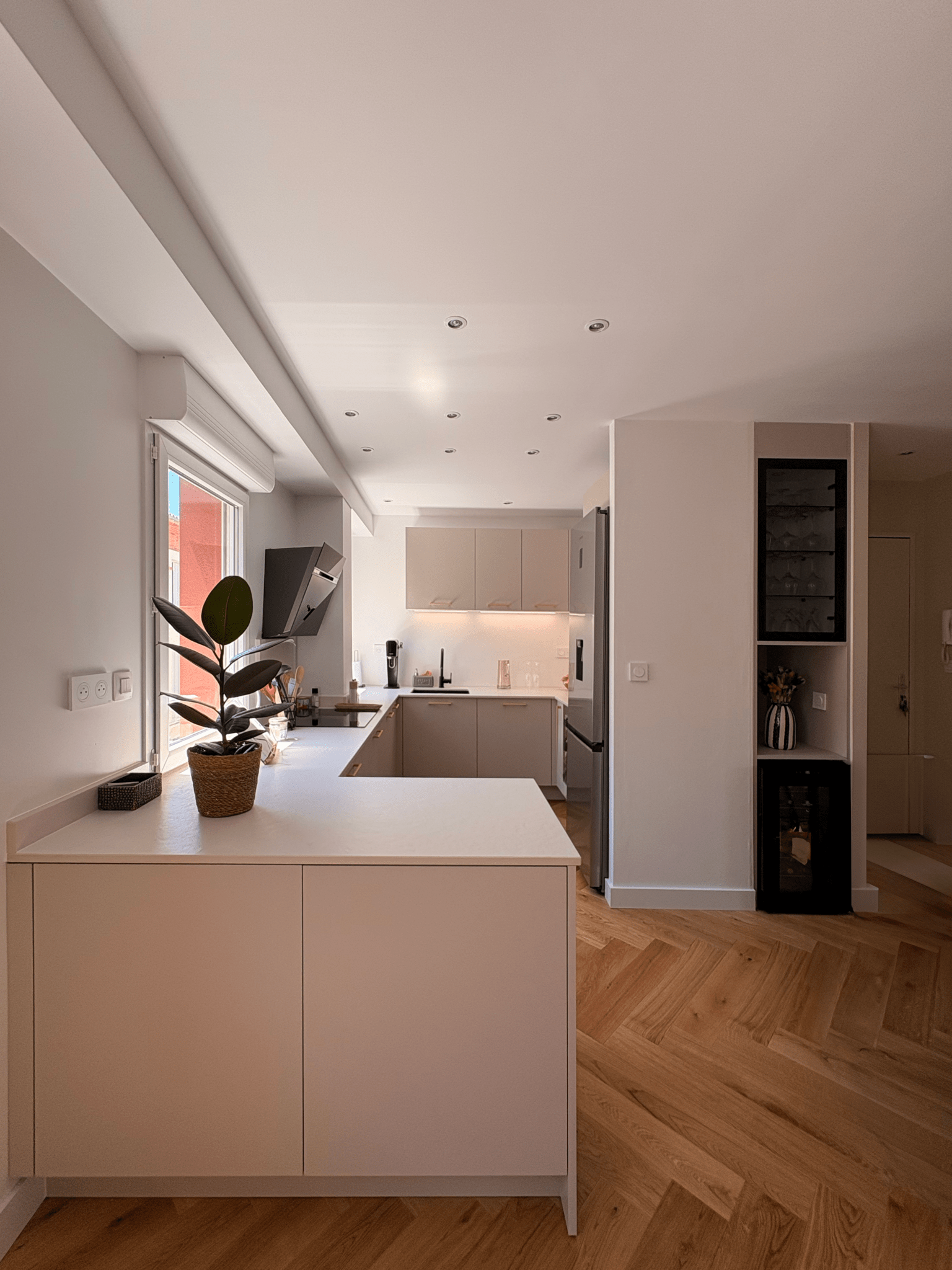 Créations de cuisine sur mesure SP CUISINE avec DISCAC. Expert en cuisine sur mesure design. Cuisine cachemire et blanche