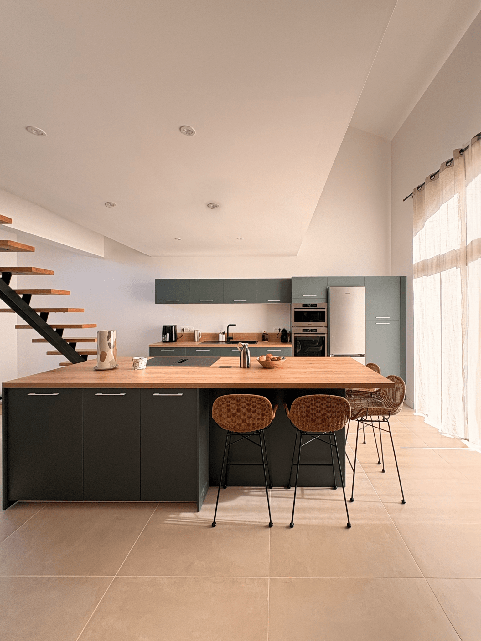 Créations de cuisine sur mesure SP CUISINE avec DISCAC. Expert en cuisine sur mesure design. Cuisine verte et bois