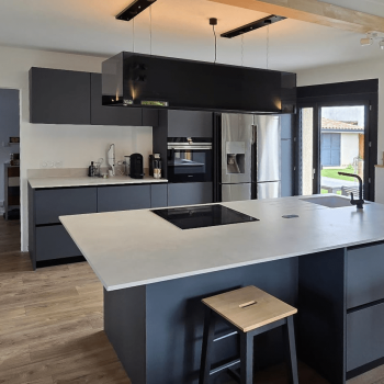 Créations de cuisines sur mesure SP CUISINE avec Armony Cuisine. Expert en cuisine sur mesure. Cuisine blanche et bleue